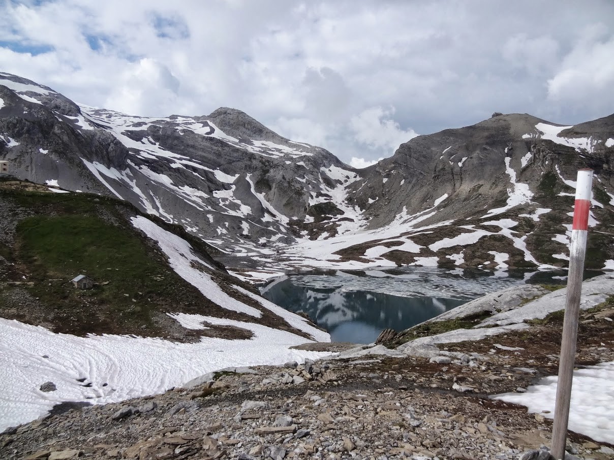 Col des Eaux Froides (au fond)encore enneigé..
