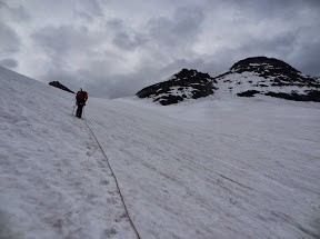 Montée au breithornpass sur le glacier