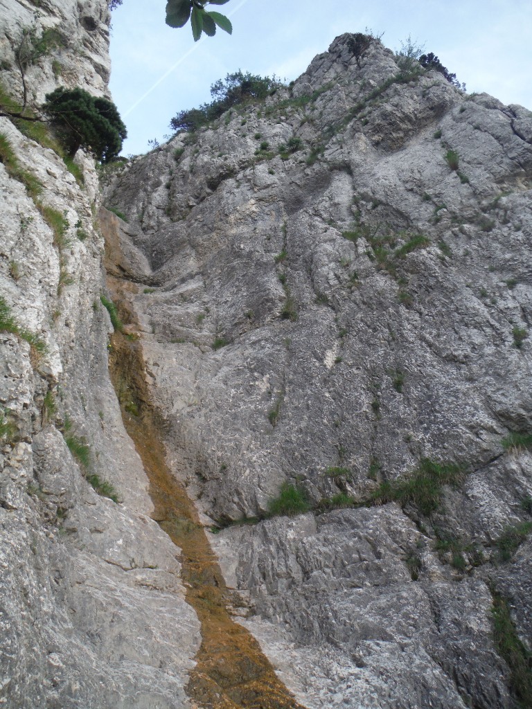 Le pissoir avec le pas de l'Eperon à droite