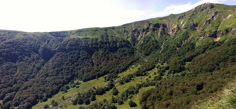 le paysage sur le coté puy Ferrand