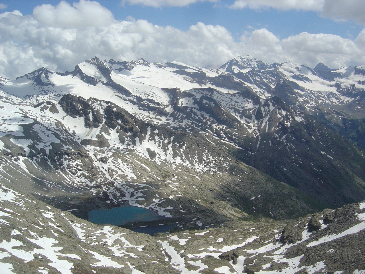 Lac Blanc et Lac Noir à gauche du refuge du Carro. La Grande Ciamarella au fond à droite...