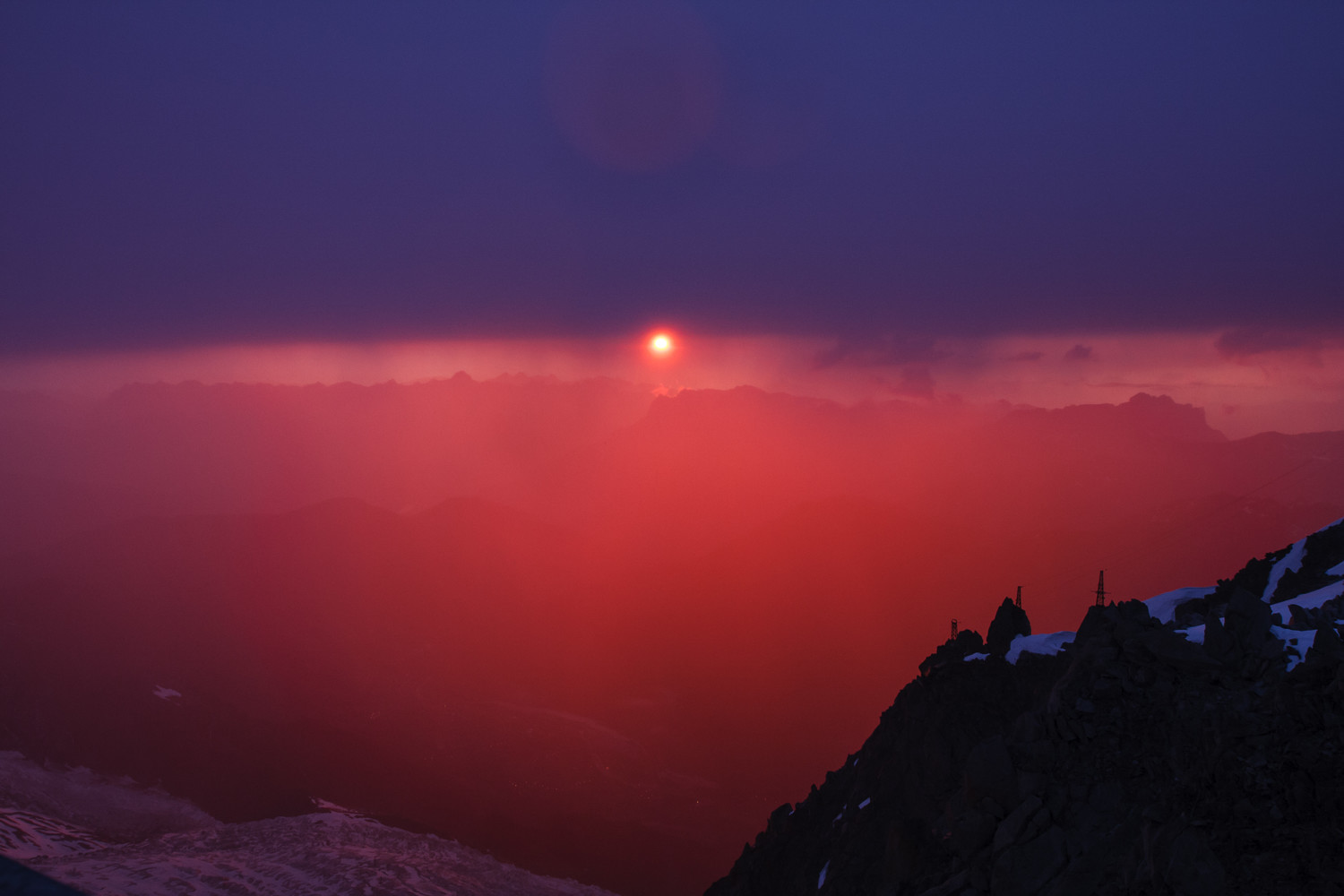 Coucher de soleil sanglant sur la vallée de Chamonix depuis les Cosmiques