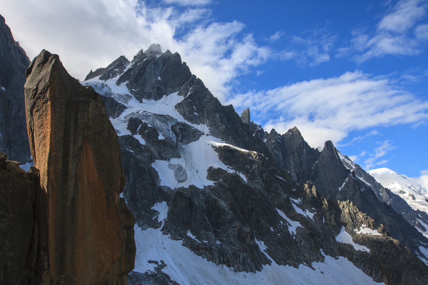 Aiguille de Chamonix depuis le couloir sous le Col de la Buche