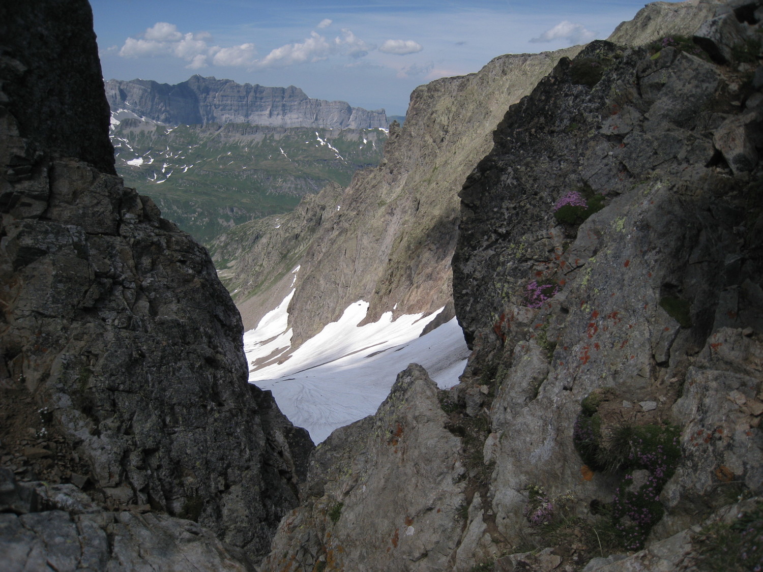 Belvedere - breche/fenetre vers Berarde, en toile de fond les Fiz