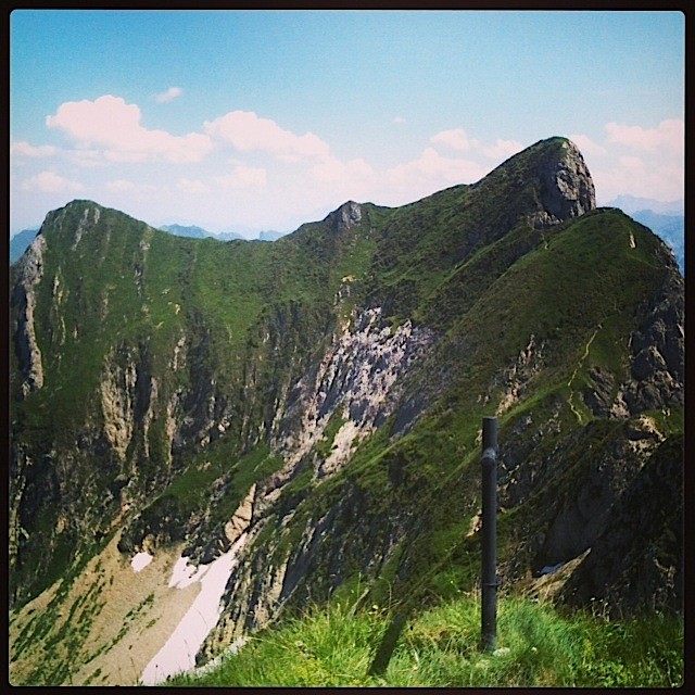 Parcours de la traversée vu du sommet Ouest (2215 m). Sommet à la croix à gauche, sommet Est à droite (2243 m)