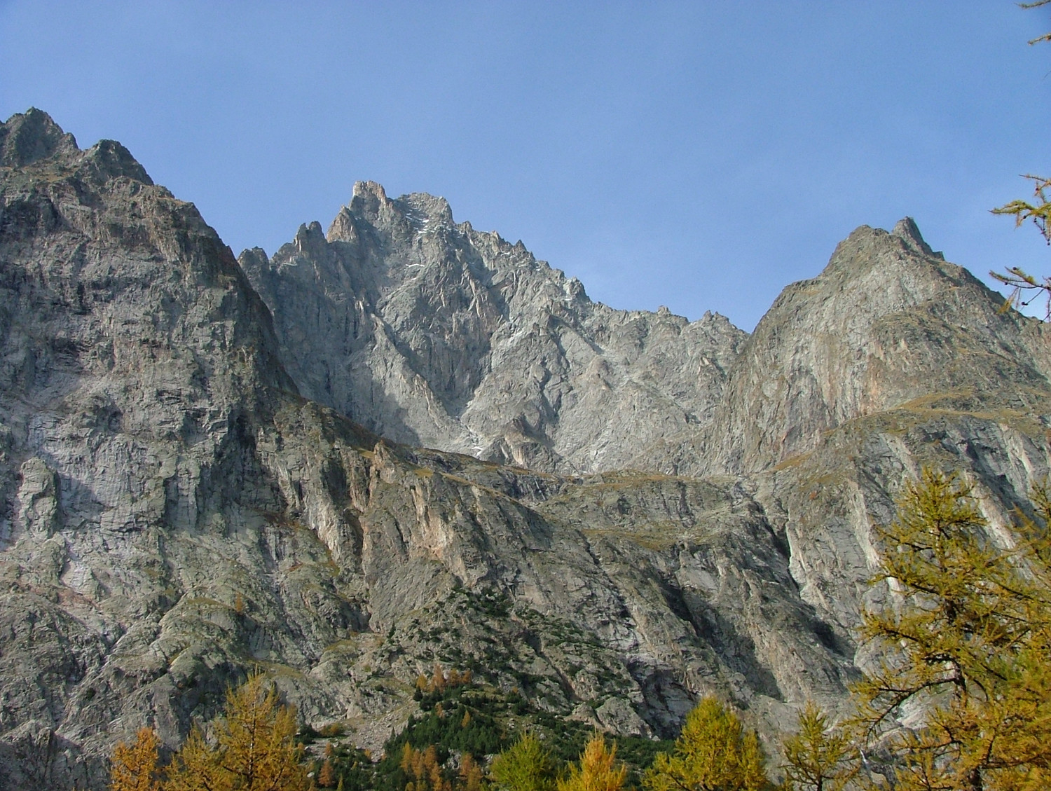 Noire de Peuterey (3772 m) - accès au Fauteuil des Allemands et refuge Borelli