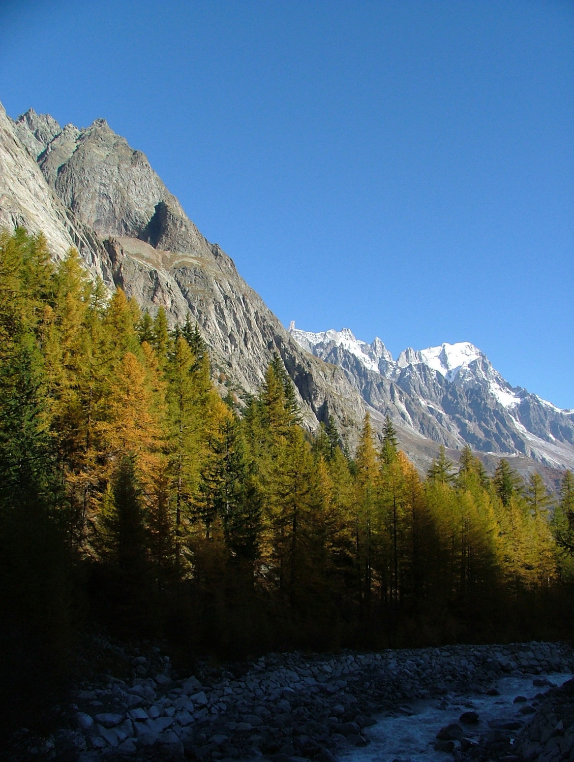 1° étape : accéder au refuge Borelli (2316 m) sous le mont Noir de Peuterey (2923 m)