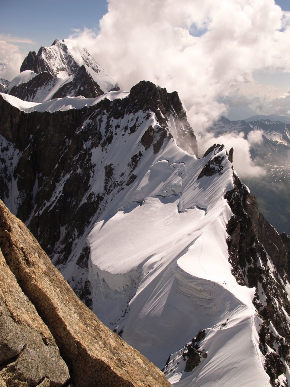coup d'oeil sur l'arête de Rochefort et les Grandes Jo