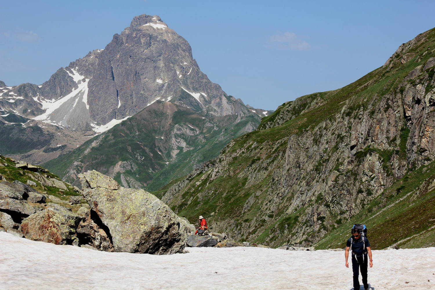 Montée au refuge avec l'Ossau au fond