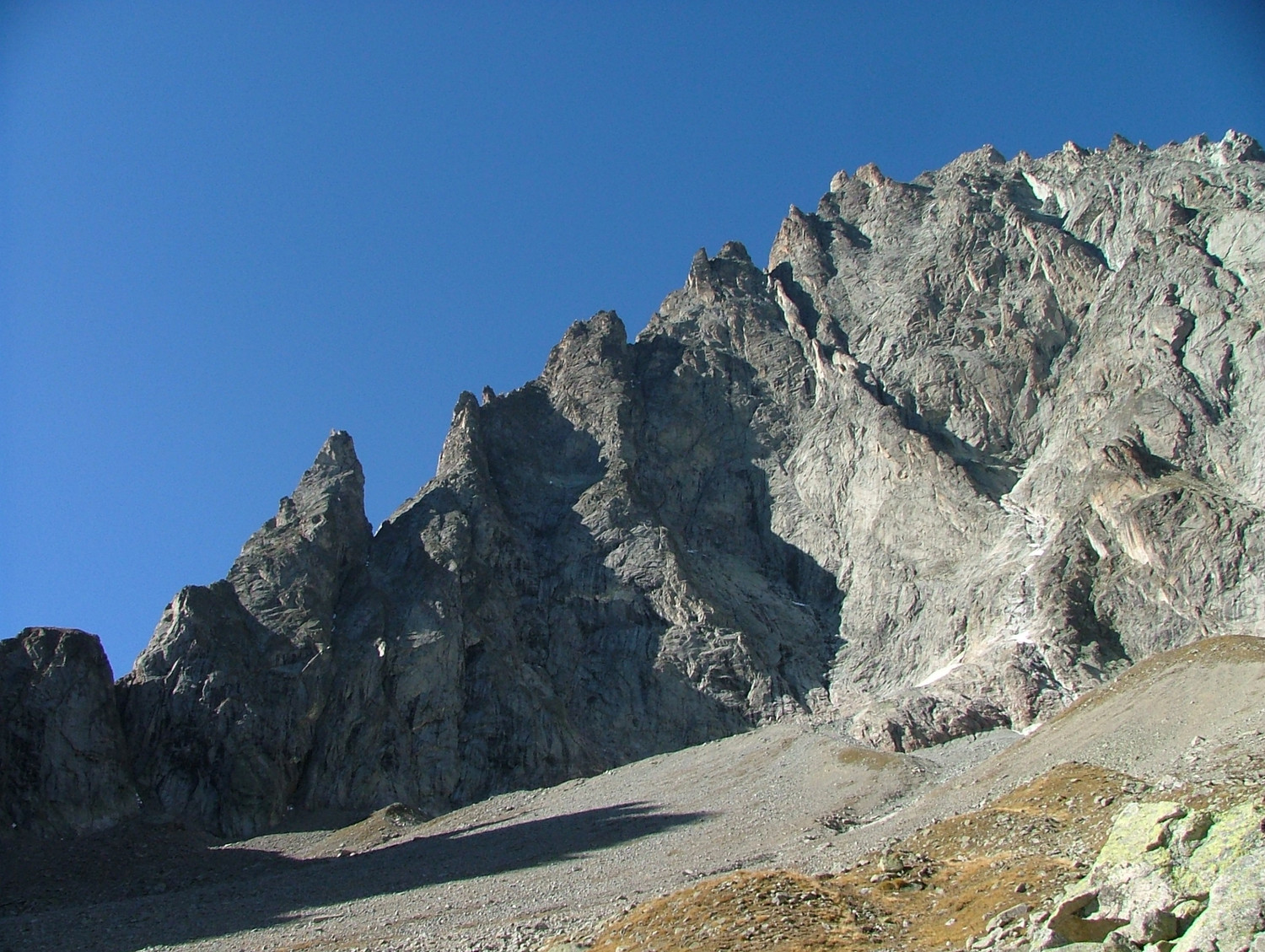Col des Chasseurs : traversée sous la Noire pour atteindre le pied du couloir d'accès, tout bien sec en cet automne !