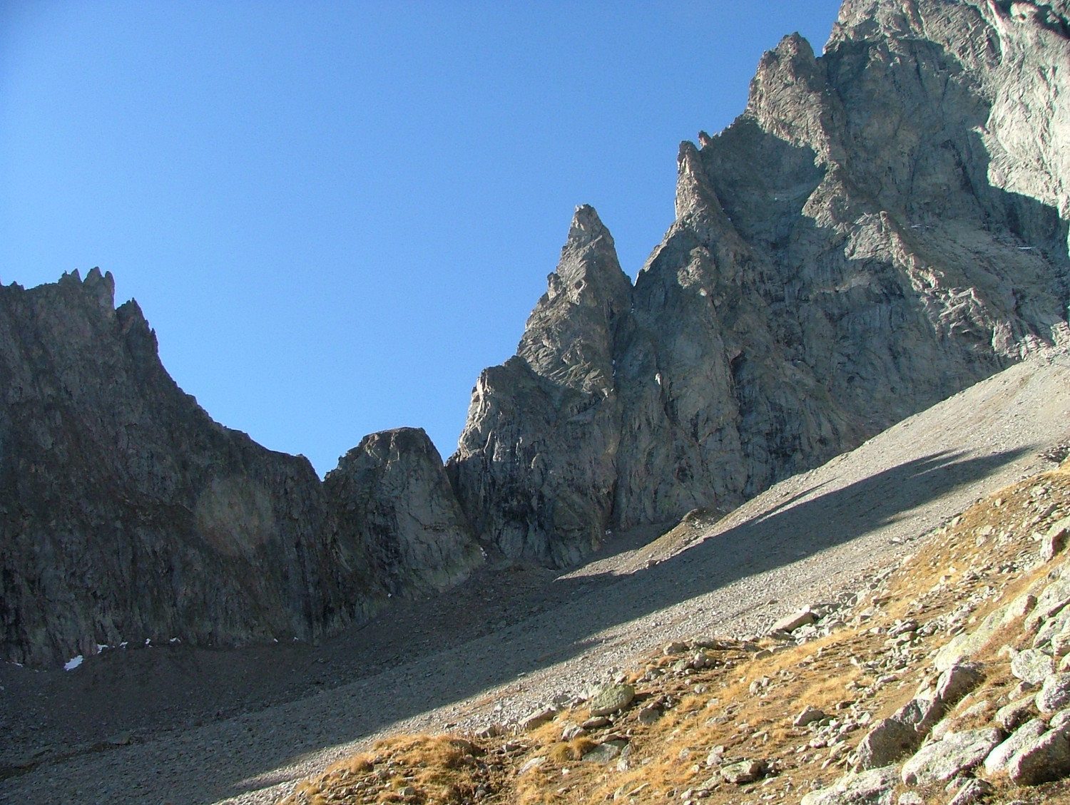 Col des Chasseurs : le passage traverse la brèche de gauche (ça passe à droite, à la montéee, lorsque c'est très enneigé)