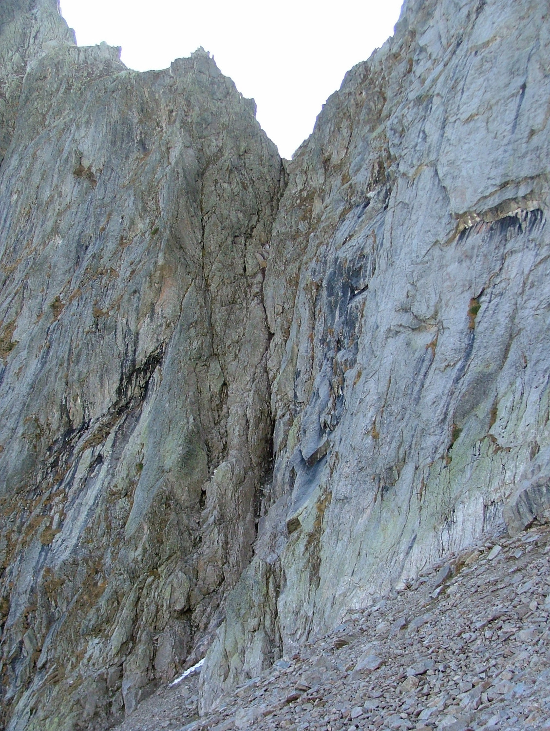 Col des Chasseurs : couloir d'accès à la brèche inférieure, escalade variée et sympa
