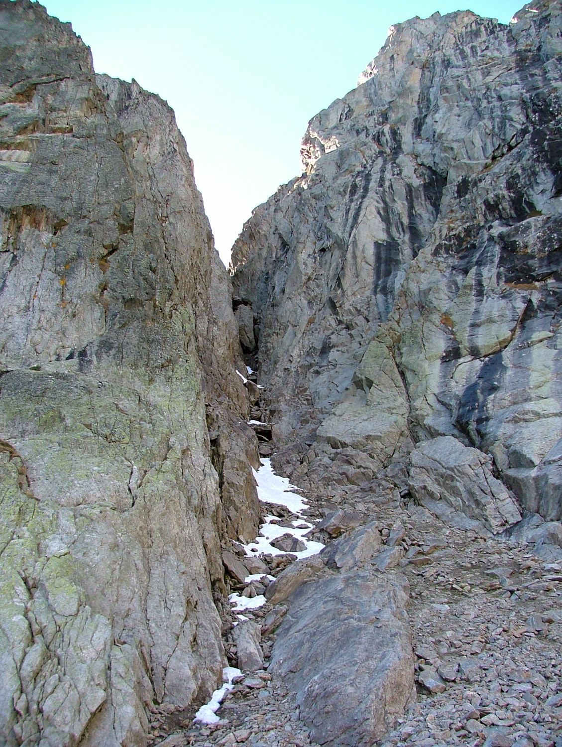 Col des Chasseurs : "accès" à la brêche supérieure, passe lorsque c'est comblé par la neige ; à la descente, rappel, 1 point