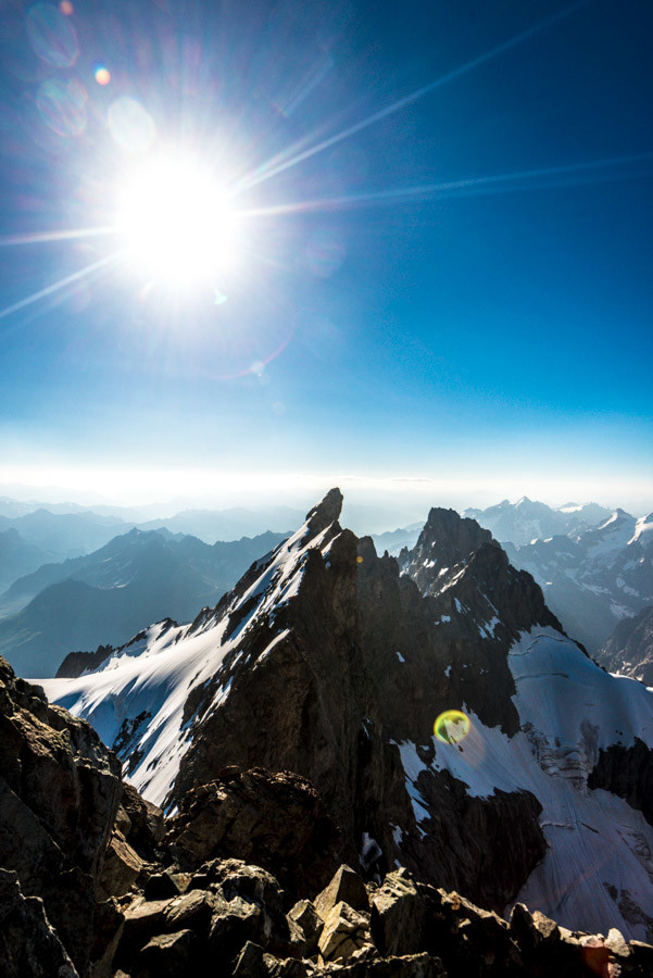 Les arêtes depuis le sommet (point bonus si vous trouvez le petit alpiniste).