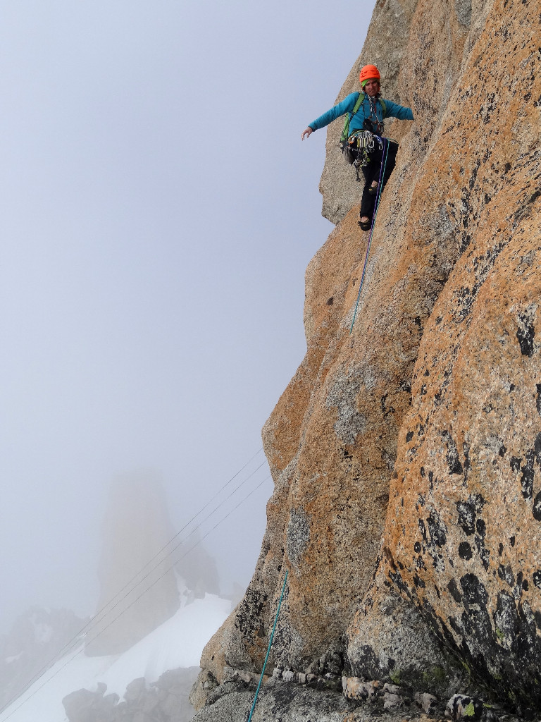 Bacquet-Rébuffat/Aig. Midi - Caillou dément sur fond de nuages...derrière on devine le dernier gendarme de l'arête des Cosmiques