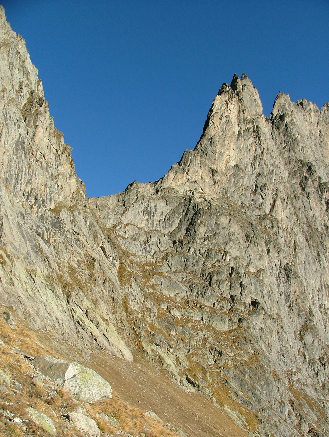 Col des Chasseurs : passage inférieur versant W, quelques goujons et maillon en place