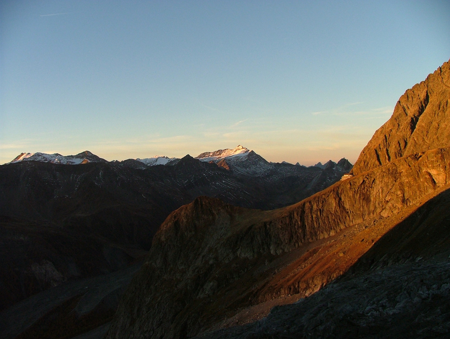 Col des Chasseurs : le soleil se lève sur Monzino et la chaine frontière ... et les piles vont s'éteindre )-: