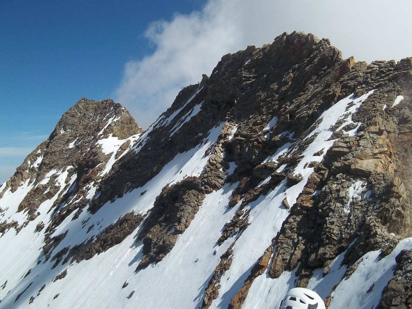 Vue depuis la pointe 3906m vers le sommet central et le sommet nord (sommet principal)