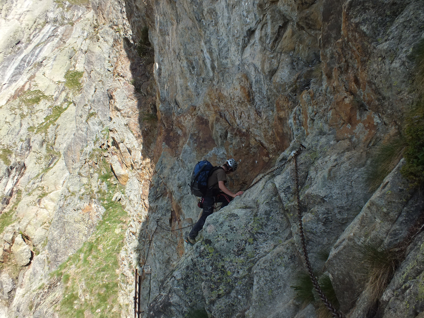 Via ferrata d'accès au refuge Borelli, maintenant nous montons au dessus du monde ... en fait des guides-secouristes du Val d'Aoste en entrainement