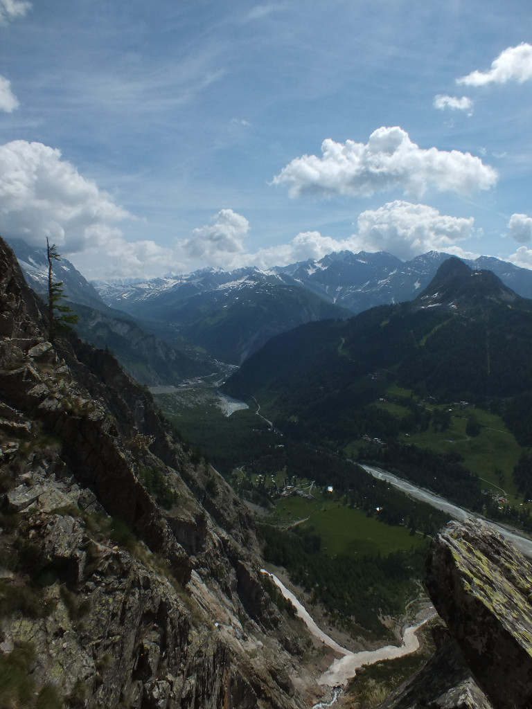 Via ferrata d'accès au refuge Borelli, à nos pieds le hameau de Peuterey
