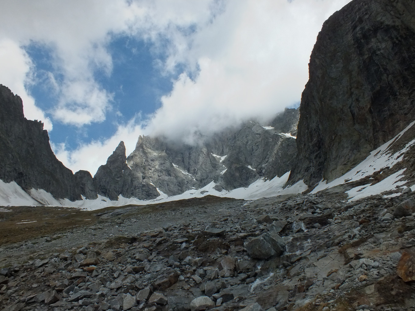 Nous arrivons au refuge Borelli et le col des Chasseurs est en vue