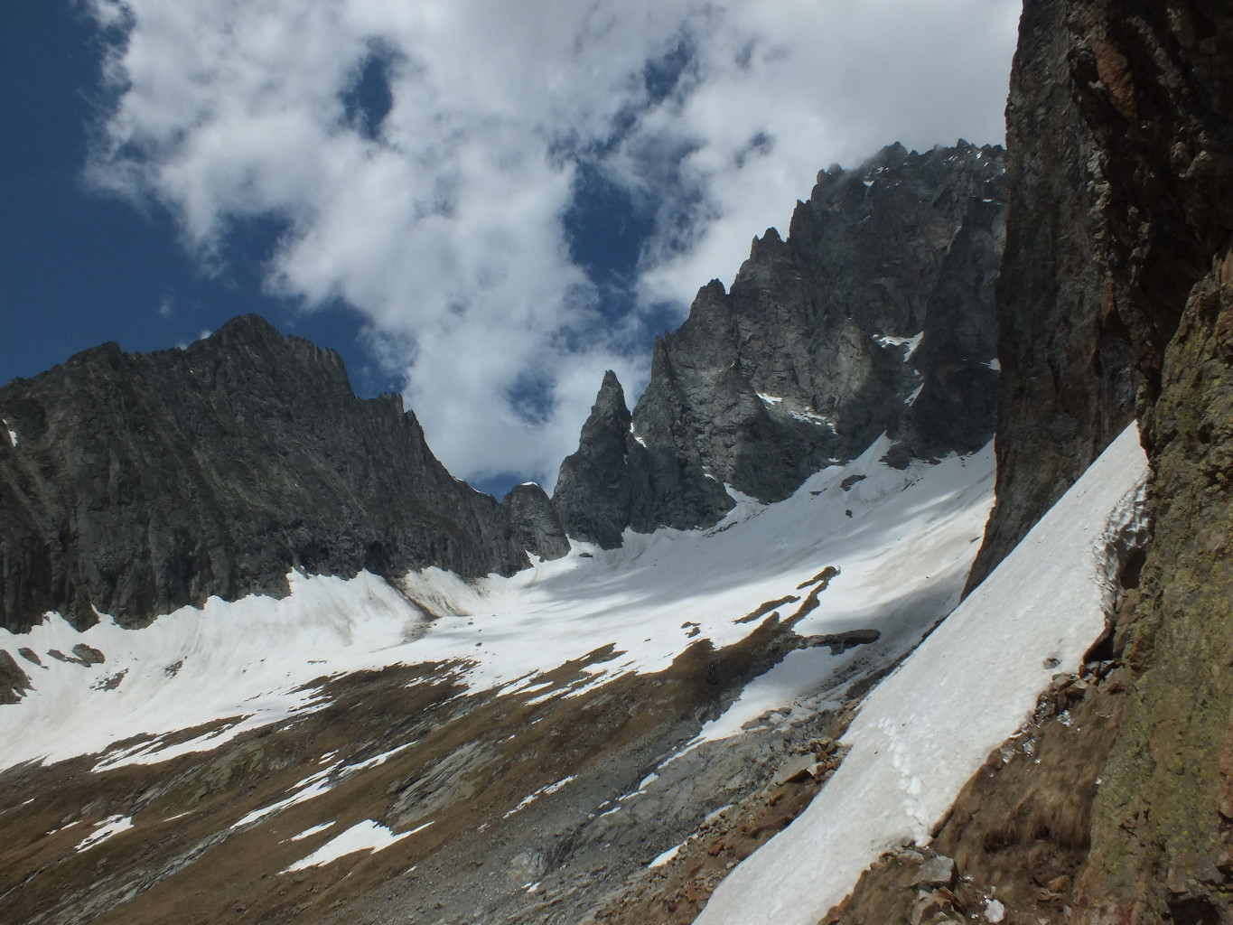 Départ du refuge Borelli vers le col des Chasseurs, c'est bien enneigé et plus agréable que le champ de caillasses de l'automne