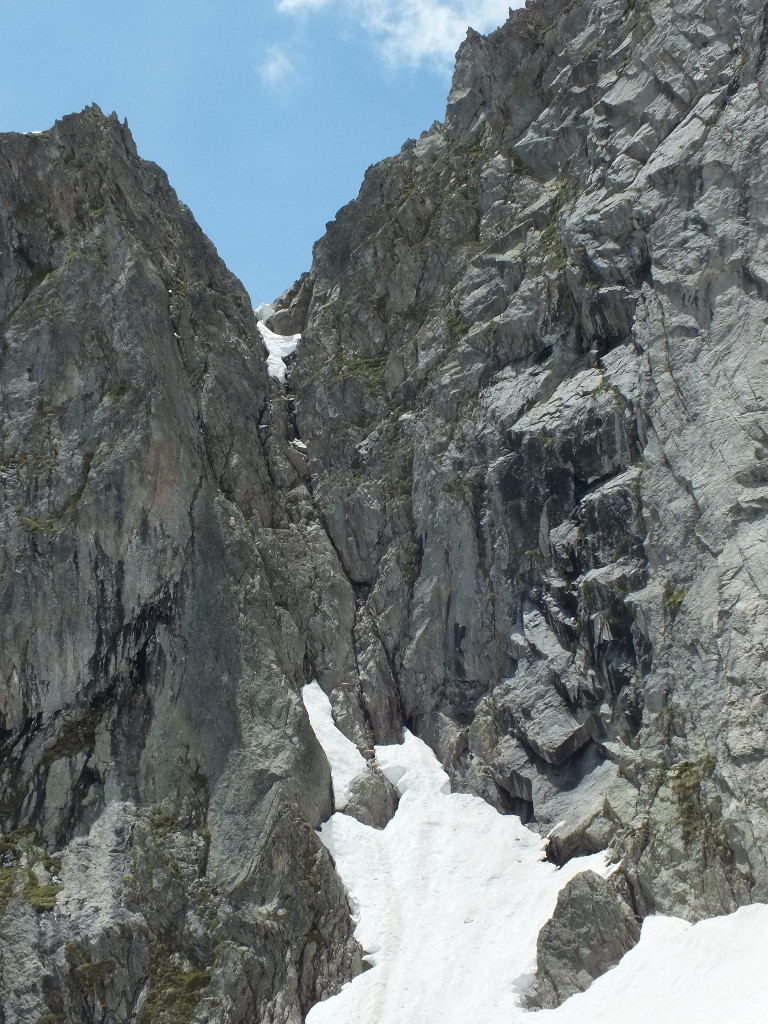 Col des Chasseurs, brèche inférieure, quelques goujons placés ça et là permettent de grimper relativement assuré et/ou de descendre en rappel
