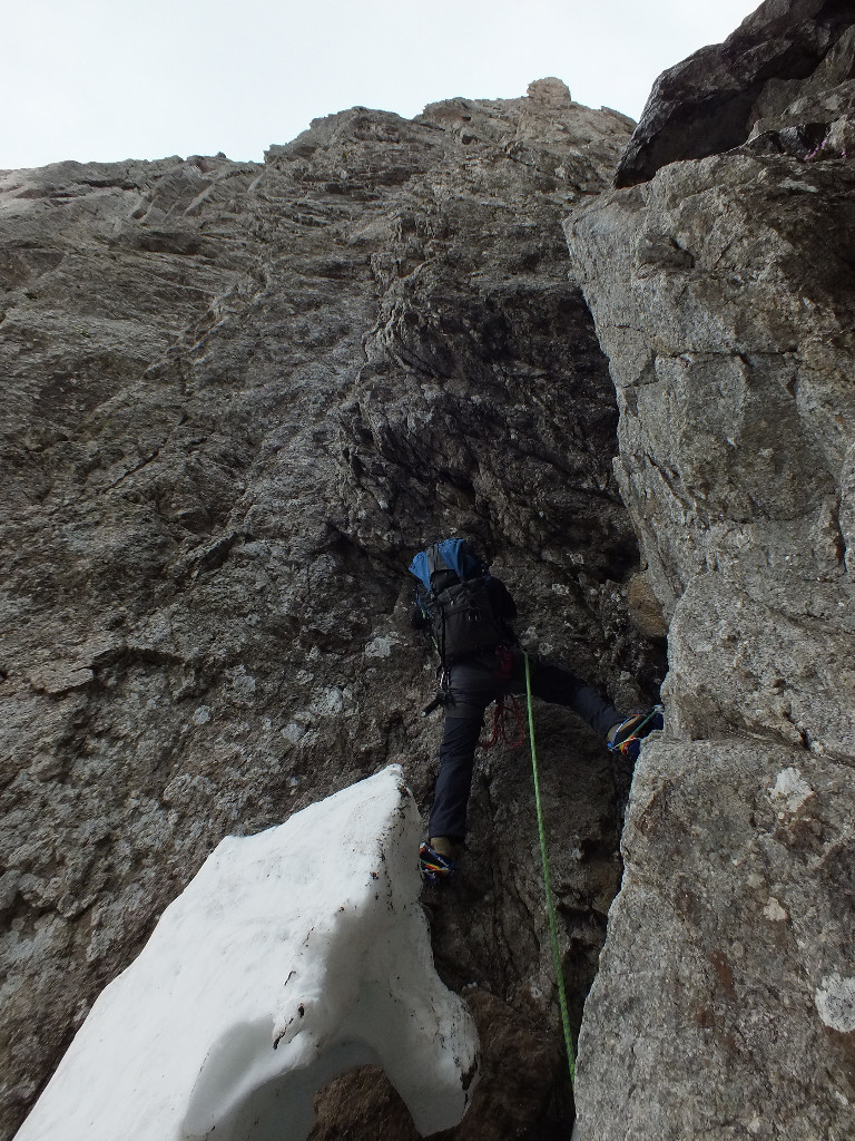 Col des Chasseurs, brèche supérieure, passage du bloc coincé ... heureusement que le trou est comblé ! Mais il y a quand même bien 6 métres à grimper