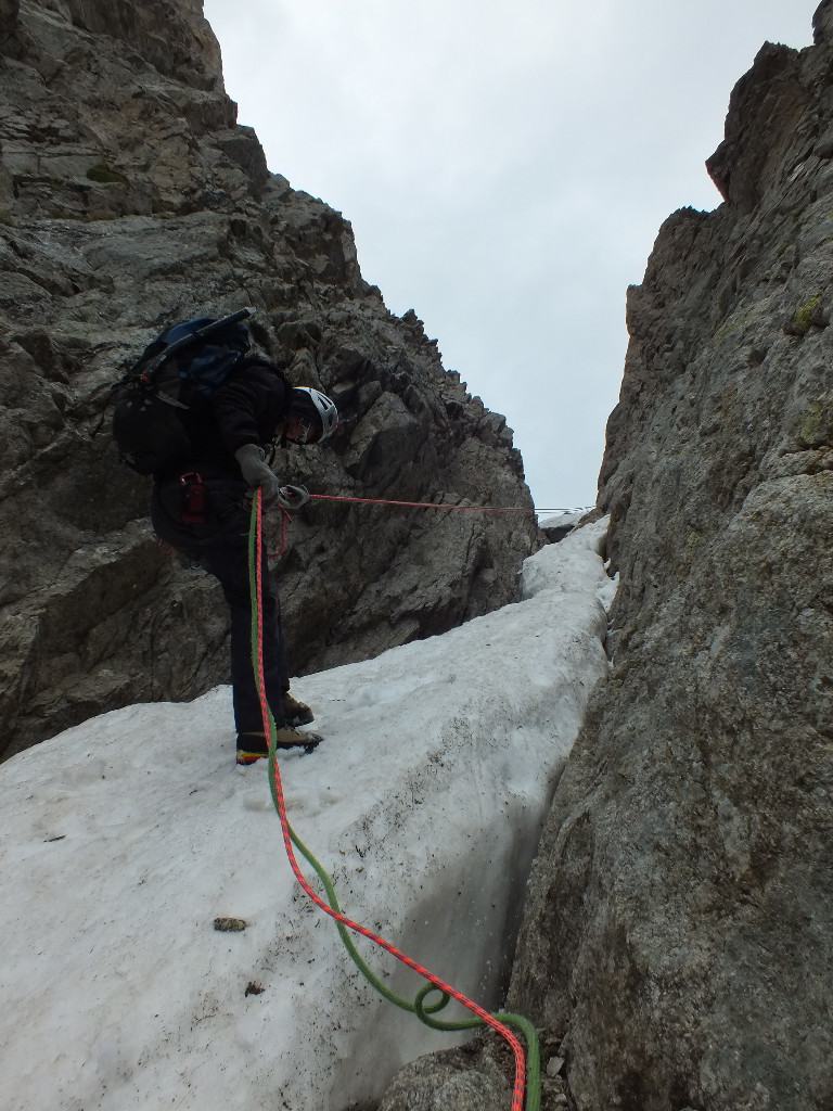 Col des Chasseurs, brèche supérieure, un petit rappel (25 m) aidebien à passer la partie supérieure du couloir de descente vers le glacier du Fréney