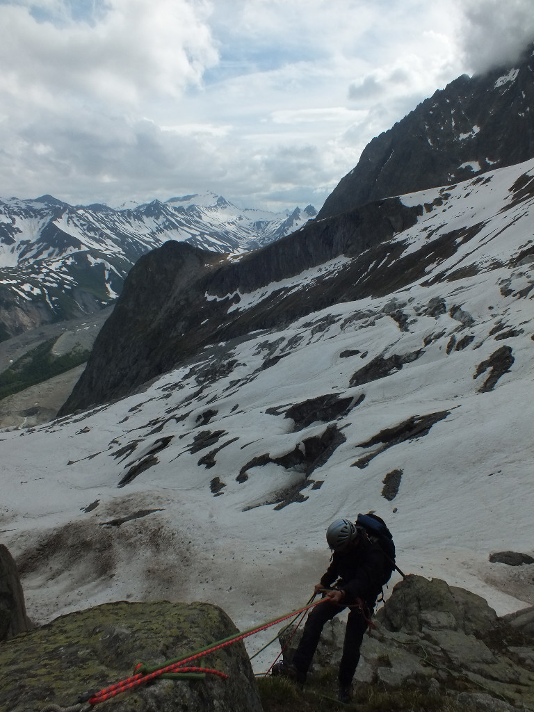 Col des Chasseurs, 1° rappel d'accès au glacier du Fréney, bien bouché (2*25 m pour atteindre la neige à cette date)
