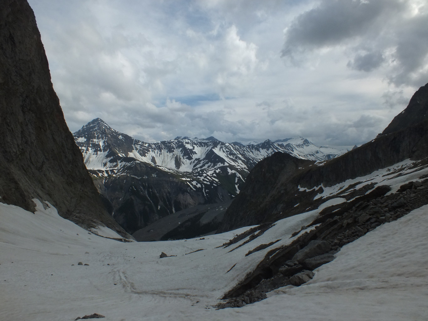 Col des Chasseurs : nous passons sous le glacier du Fréney pour rejoindre le sentier d'accès au refuge Monzino