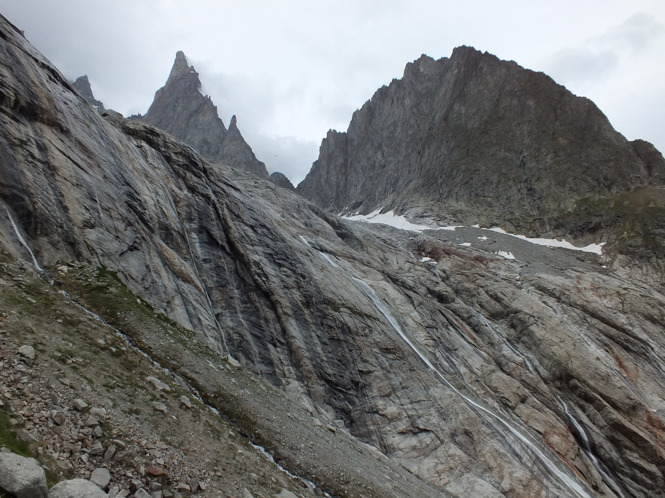 Glacier du Fréney, voilà pourquoi il ne faut pas trop descendre sous le glacier sinon ...