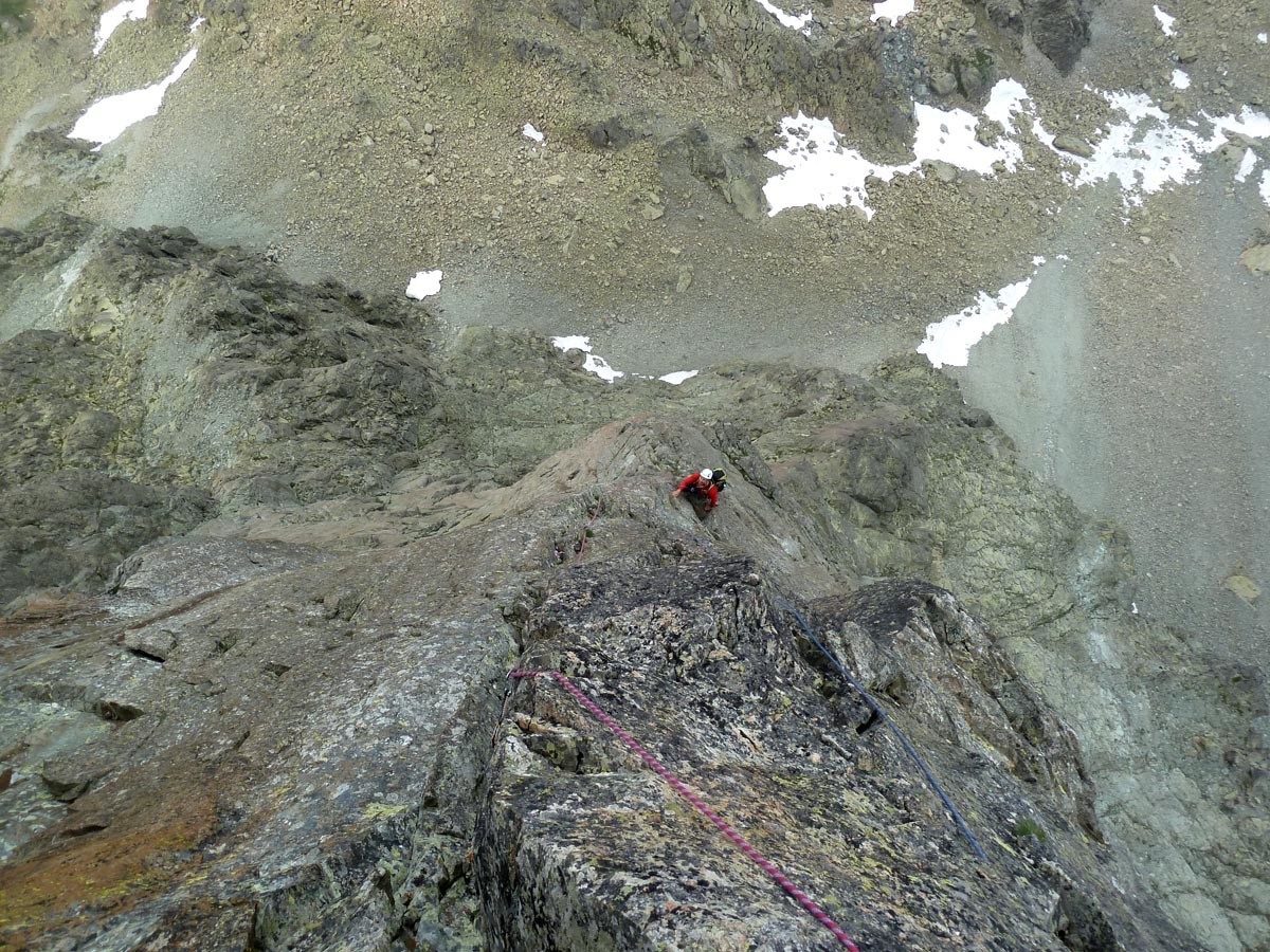 Jule sur le fil de l'éperon, dans la longueur avec le pas en 6a+