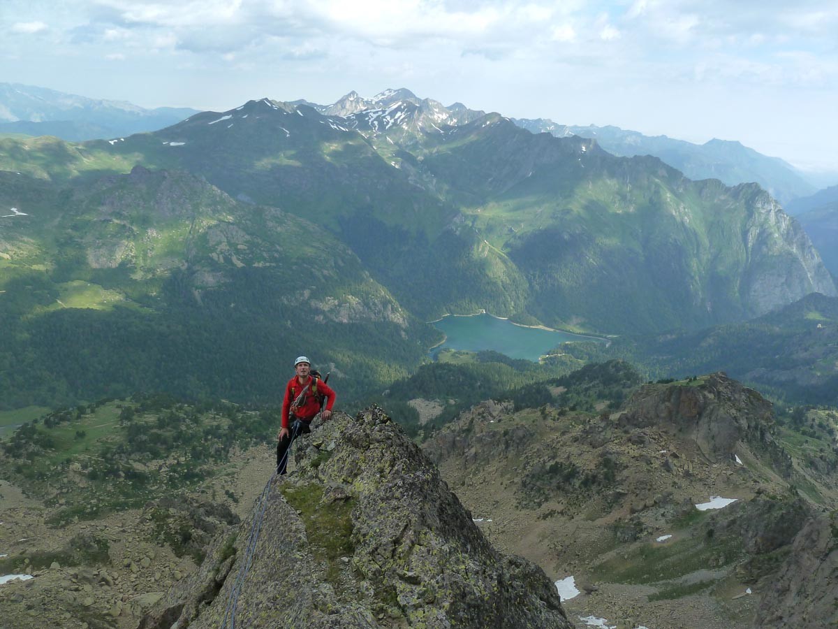 Quelle belle image d'un pyrénéisme classique, avec piolet et tout !