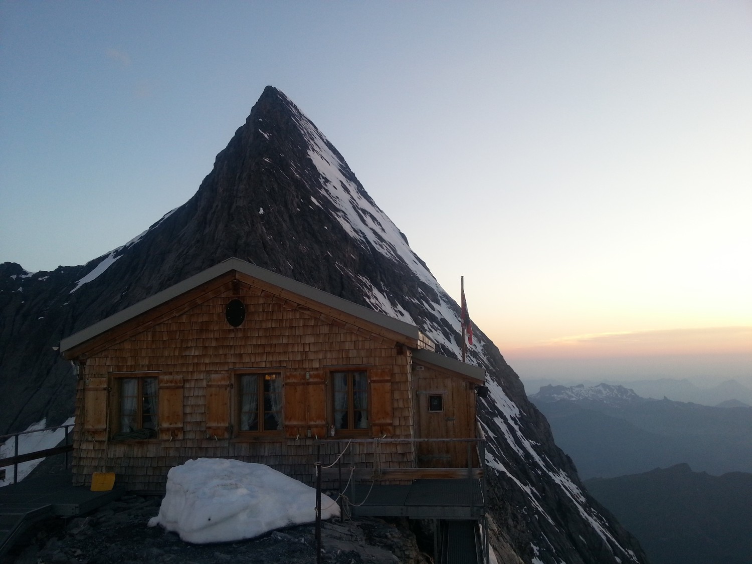 Cabane et arête en fond