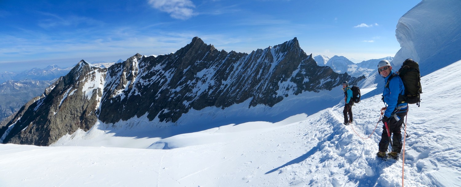 Descente par la voie normale devant la chaîne du Nadelhorn