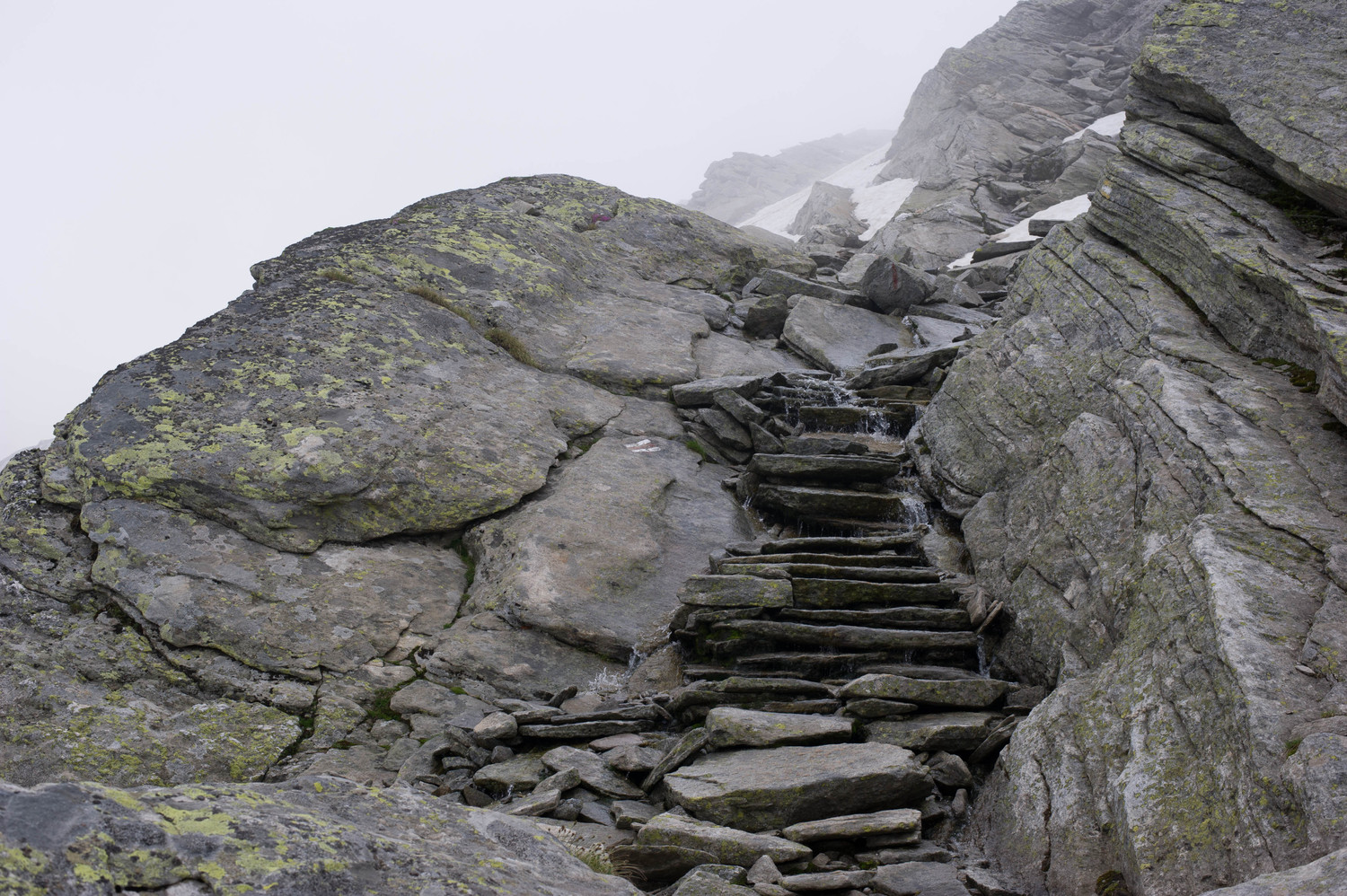 Sentier-escalier pour le Monte-Moropass