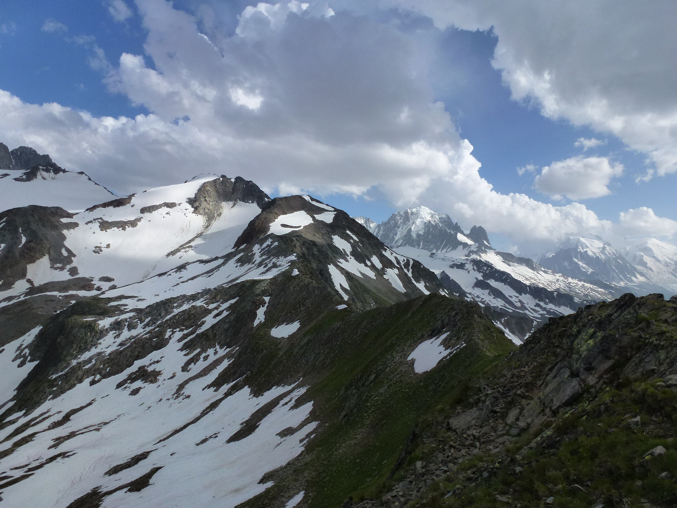 Sur l'arête avant de descendre au lac