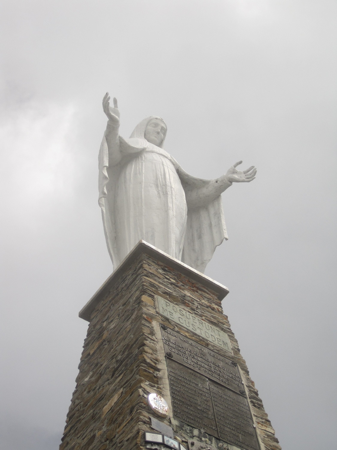 Madonna imponente in cima