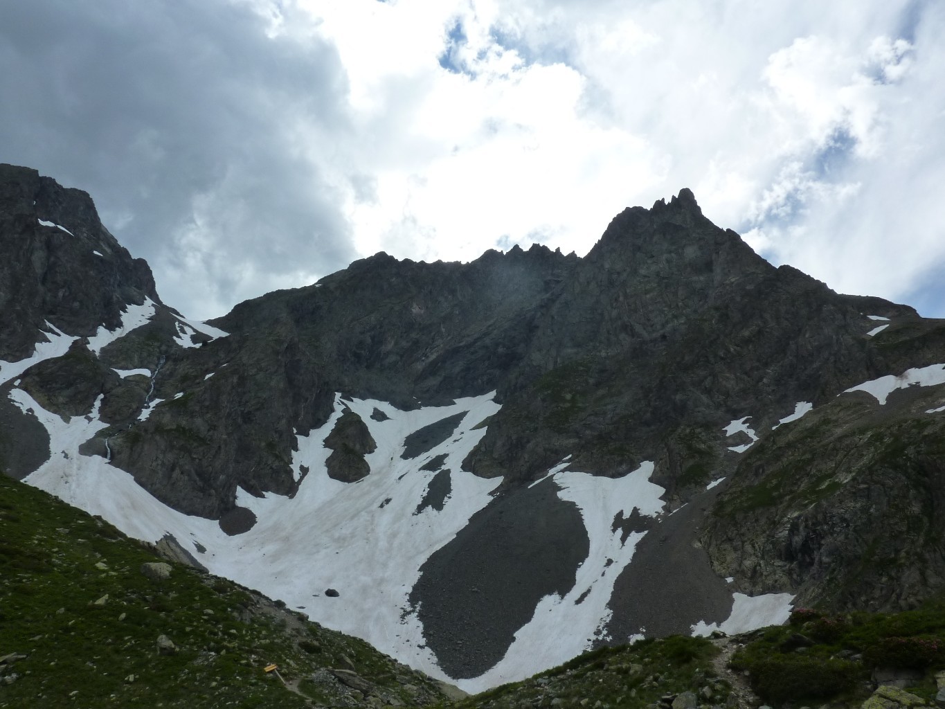 De droite à gauche : arête du doigt, traversée des 3 pics, puis descente du col de Belledonne (à gauche de la cascade)