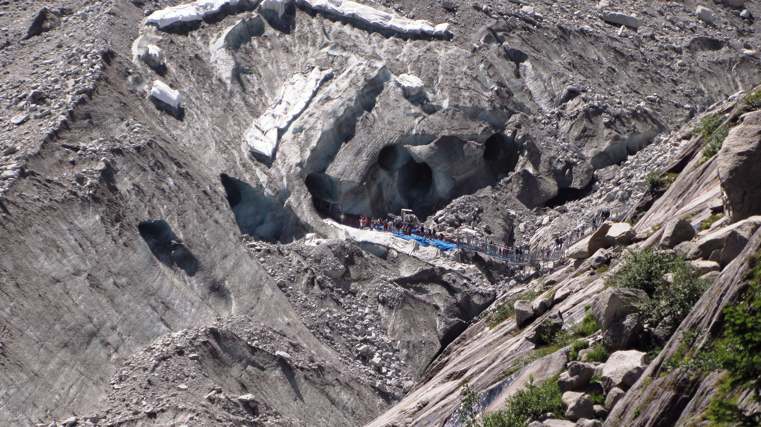 des trous dans la glace et des touristes