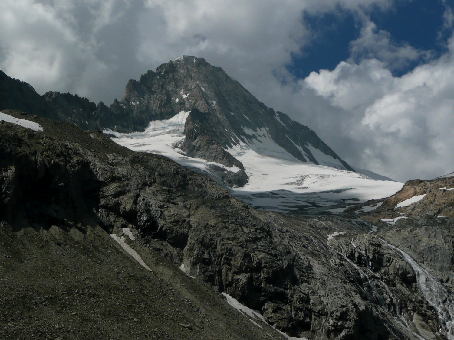 Eperon E du Bietschhorn (de face, le socle plonge en bas dans le glacier)