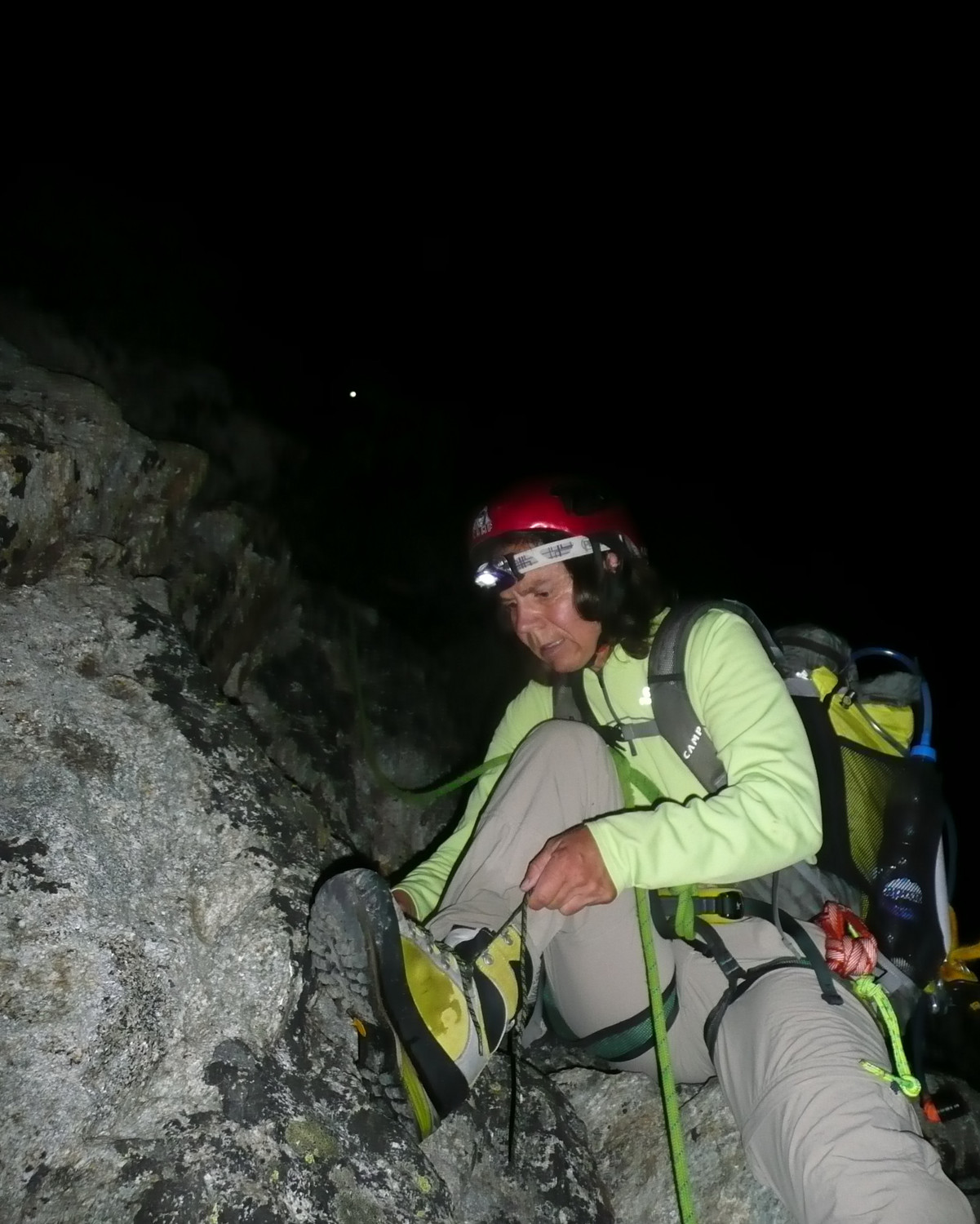 Ah le bonheur de l'alpinisme nocturne (au pied de l'éperon est du Bietschhorn)