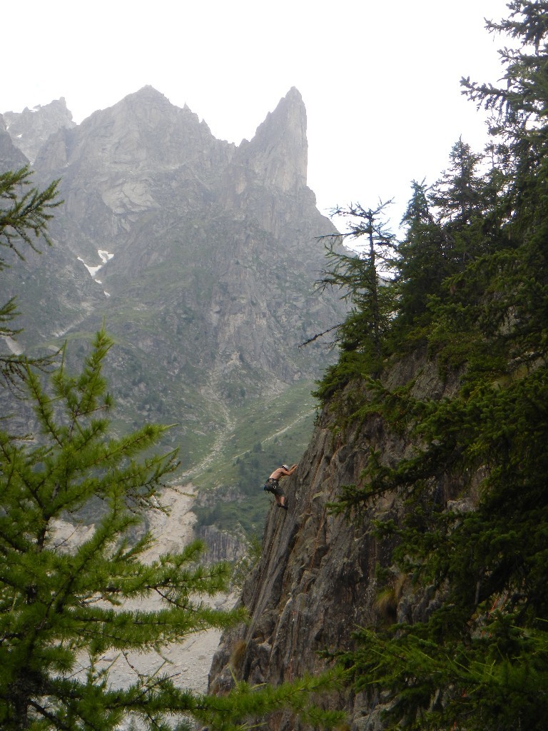 Vinz dans La gênée à tonton (6c), en fond Petit Clocher du Portalet