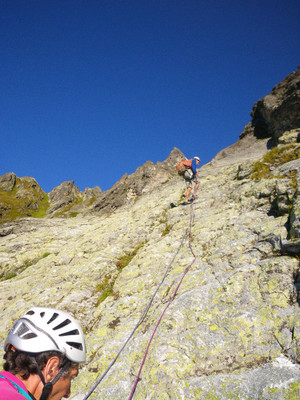Descente en rappel lors de l'ouverture , dans les dalles faciles du début Descente en rappel lors de l'ouverture , dans les dalles faciles du début