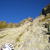 Descente en rappel lors de l'ouverture , dans les dalles faciles du début 