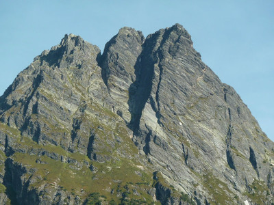 La face vue de Chamberenger, la voie monte par vers les dalles blanches , suit le pilier et file au sommet par la conque au soleil La face vue de Chamberenger, la voie monte par vers les dalles blanches , suit le pilier et file au sommet par la conque au soleil