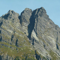 La face vue de Chamberenger, la voie monte par vers les dalles blanches , suit le pilier et file au sommet par la conque au soleil