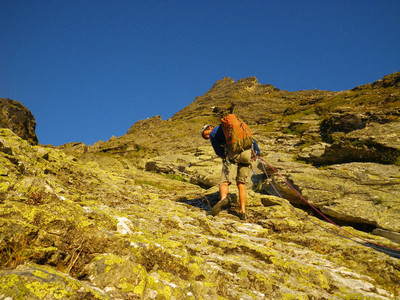 Descente en rappel à l'ouverture des premiéres longueurs facile Descente en rappel à l'ouverture des premiéres longueurs facile
