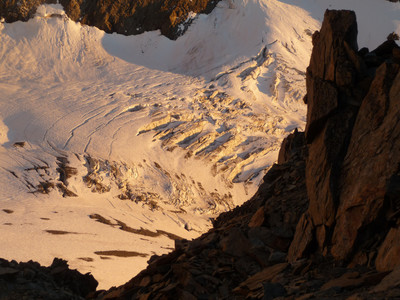 crépuscule sur les crevasses du glacier de Bionnassay crépuscule sur les crevasses du glacier de Bionnassay